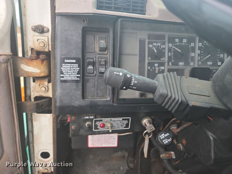 image for item DX1568 1998 International 4900 fertilizer delivery truck