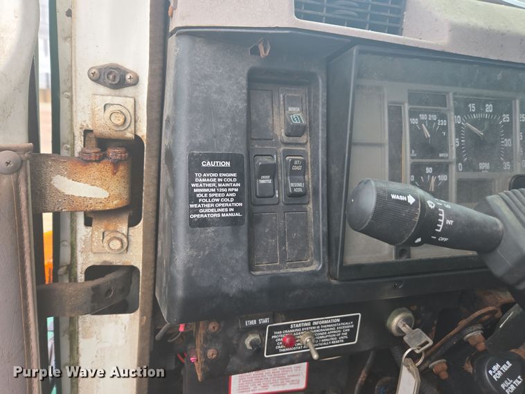 image for item DX1568 1998 International 4900 fertilizer delivery truck