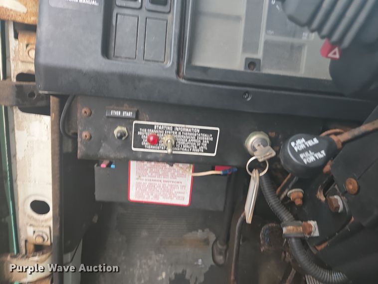 image for item DX1568 1998 International 4900 fertilizer delivery truck