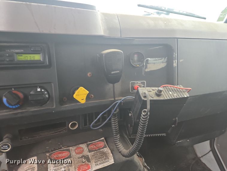 image for item DX1568 1998 International 4900 fertilizer delivery truck