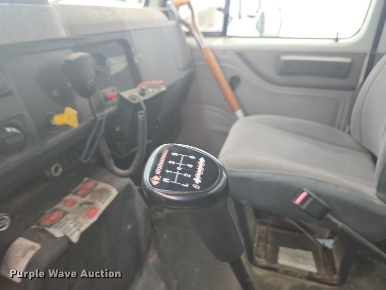 image for item DX1568 1998 International 4900 fertilizer delivery truck