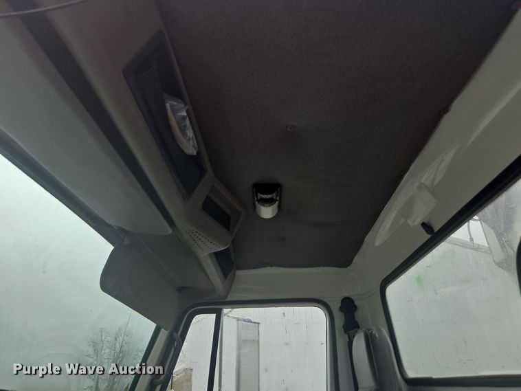 image for item DX1568 1998 International 4900 fertilizer delivery truck