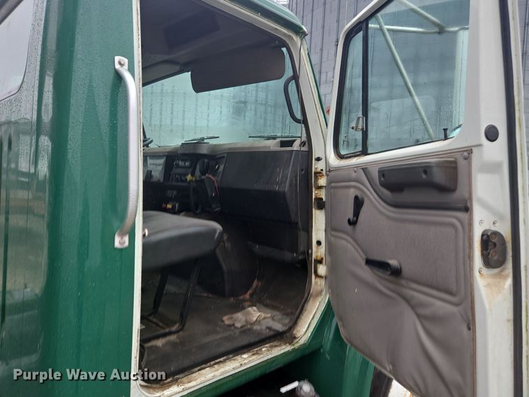 image for item DX1568 1998 International 4900 fertilizer delivery truck