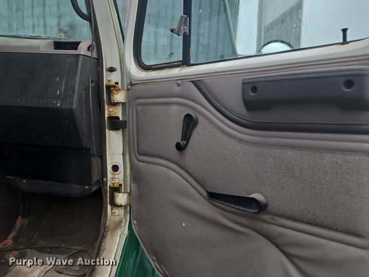 image for item DX1568 1998 International 4900 fertilizer delivery truck