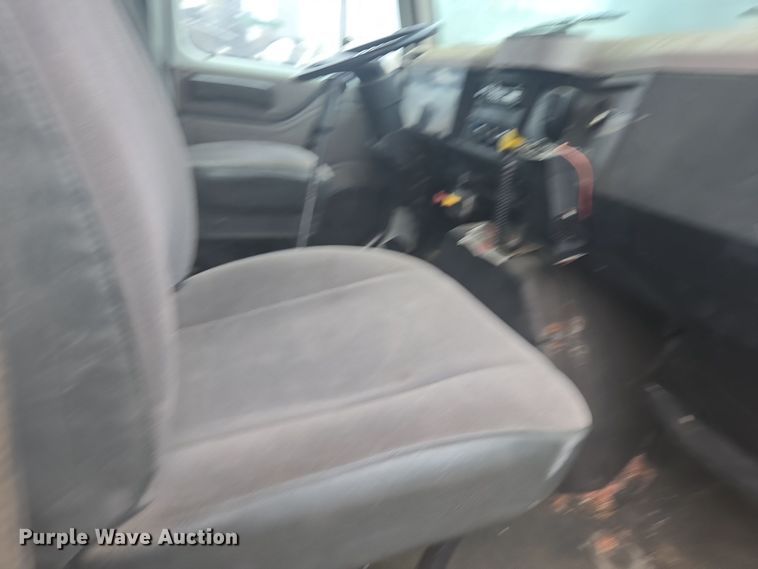 image for item DX1568 1998 International 4900 fertilizer delivery truck