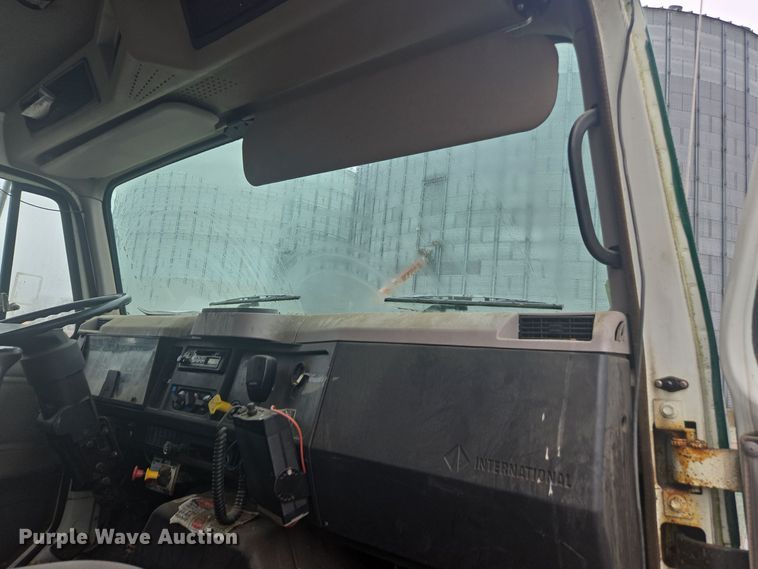 image for item DX1568 1998 International 4900 fertilizer delivery truck