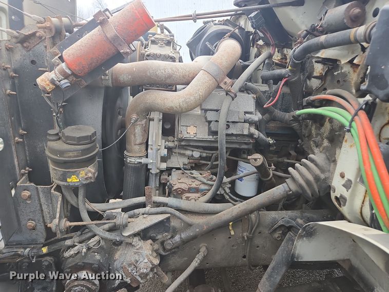 image for item DX1568 1998 International 4900 fertilizer delivery truck