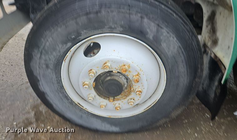 image for item DX1568 1998 International 4900 fertilizer delivery truck