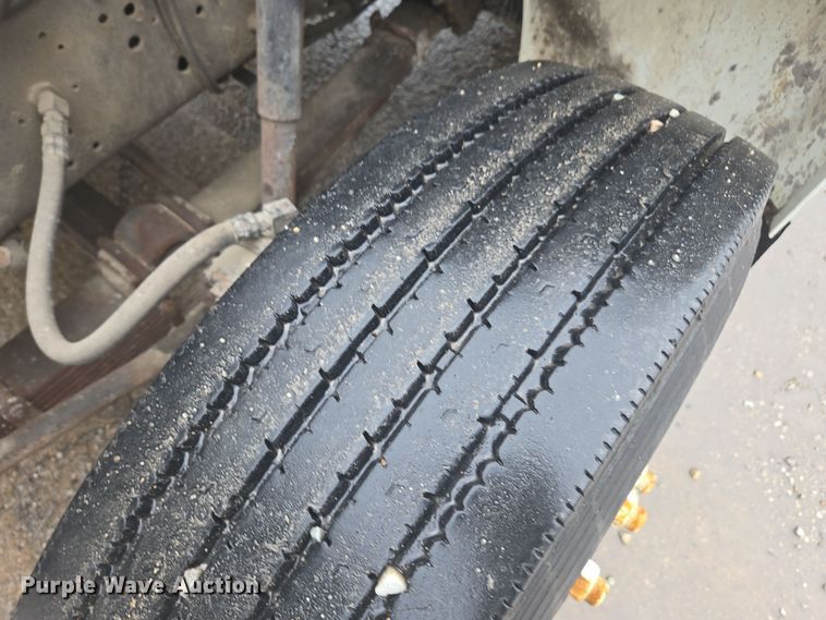 image for item DX1568 1998 International 4900 fertilizer delivery truck