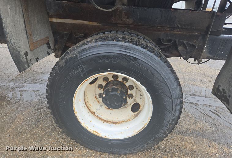 image for item DX1568 1998 International 4900 fertilizer delivery truck