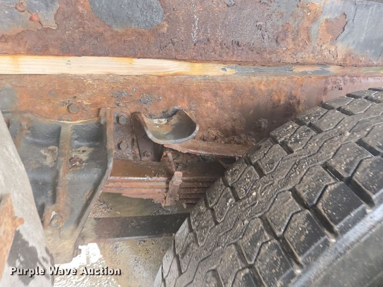 image for item DX1568 1998 International 4900 fertilizer delivery truck