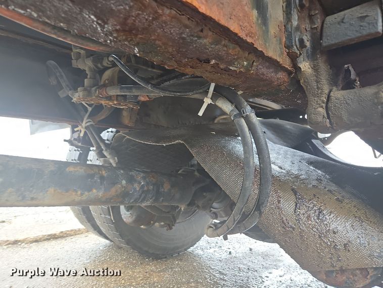 image for item DX1568 1998 International 4900 fertilizer delivery truck