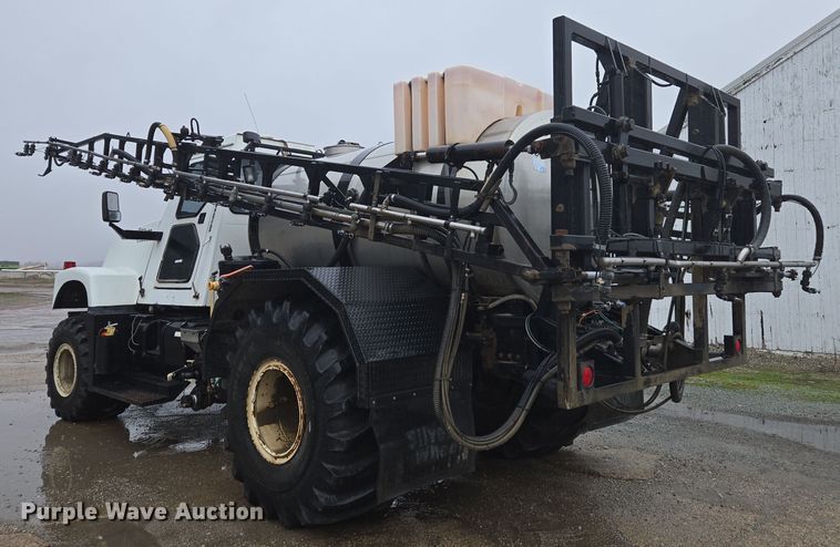 image for item DX1570 1995 International 2554 applicator truck