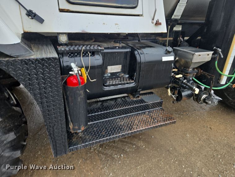 image for item DX1570 1995 International 2554 applicator truck
