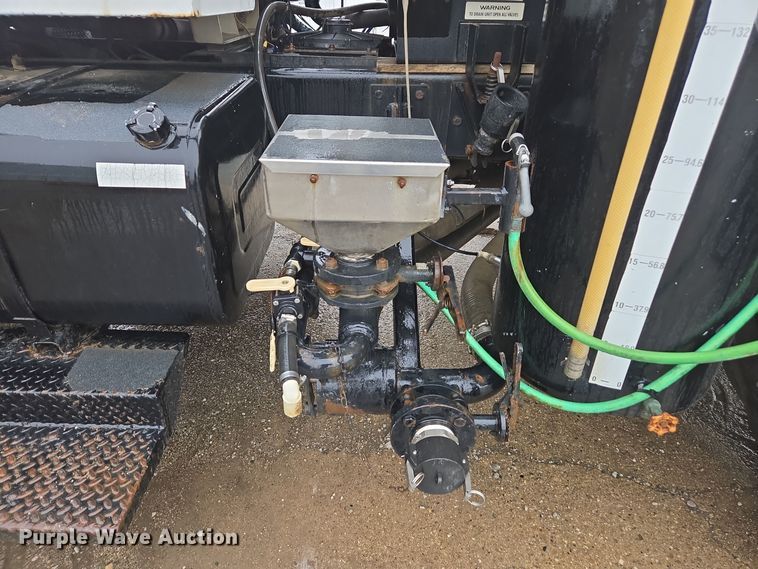 image for item DX1570 1995 International 2554 applicator truck