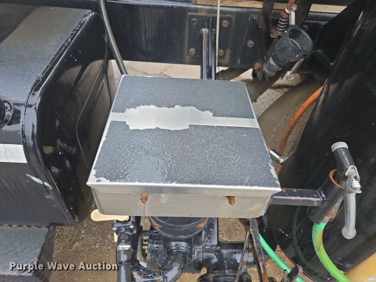 image for item DX1570 1995 International 2554 applicator truck