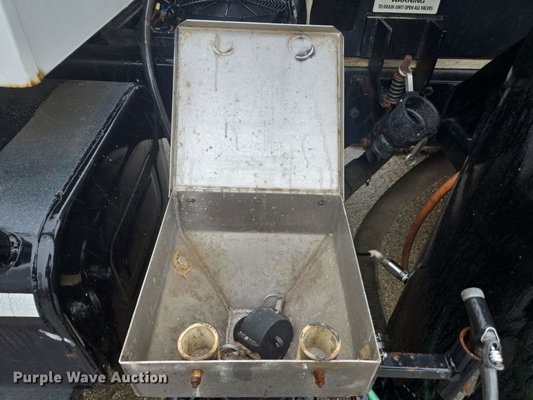 image for item DX1570 1995 International 2554 applicator truck