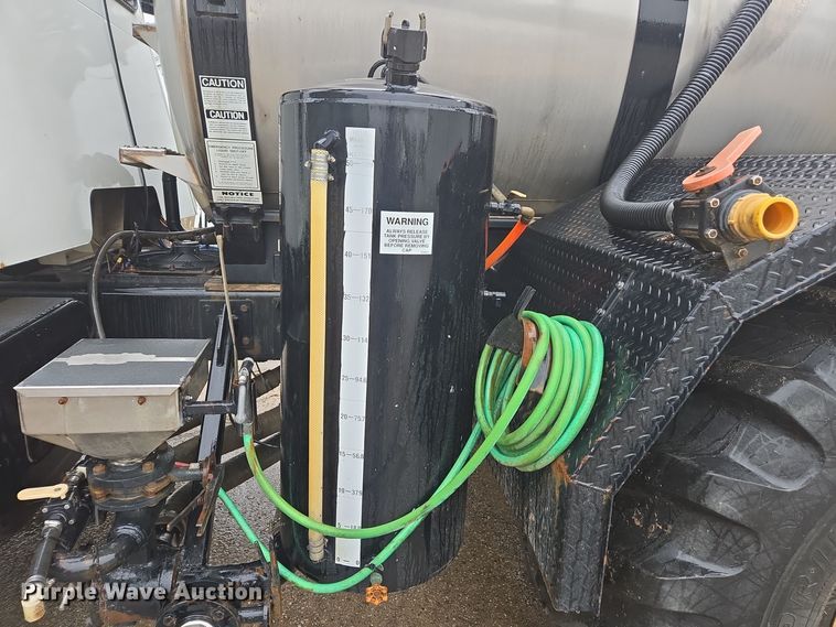 image for item DX1570 1995 International 2554 applicator truck