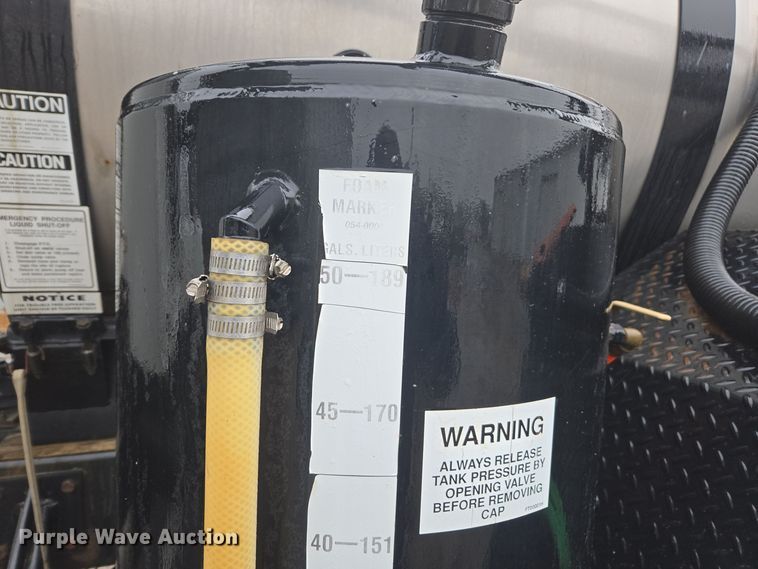 image for item DX1570 1995 International 2554 applicator truck