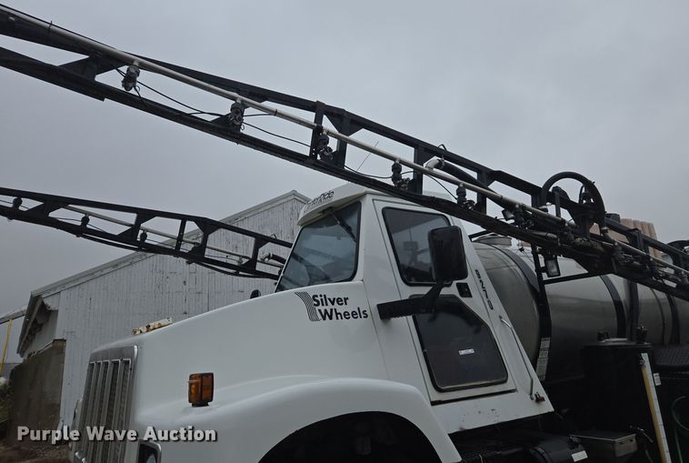 image for item DX1570 1995 International 2554 applicator truck