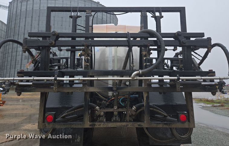 image for item DX1570 1995 International 2554 applicator truck