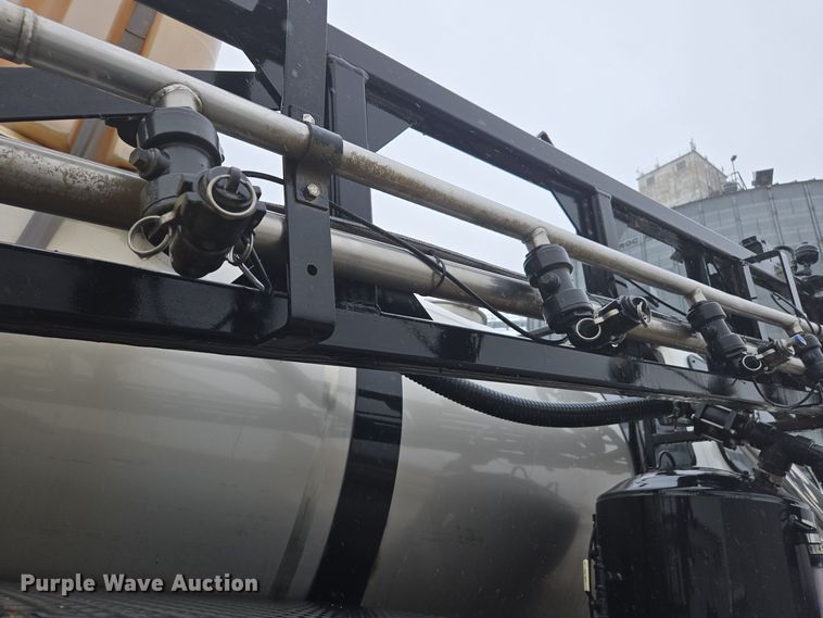 image for item DX1570 1995 International 2554 applicator truck