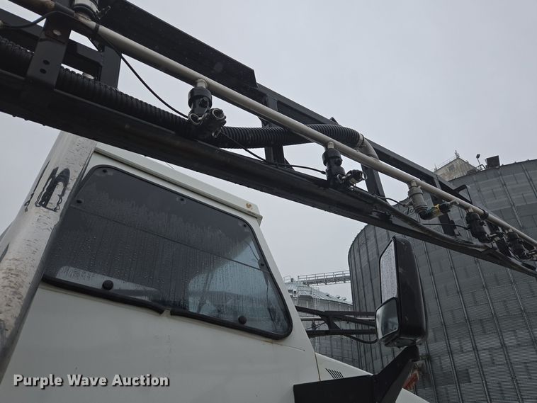 image for item DX1570 1995 International 2554 applicator truck