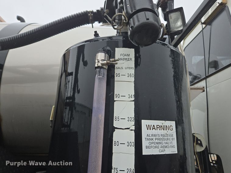 image for item DX1570 1995 International 2554 applicator truck