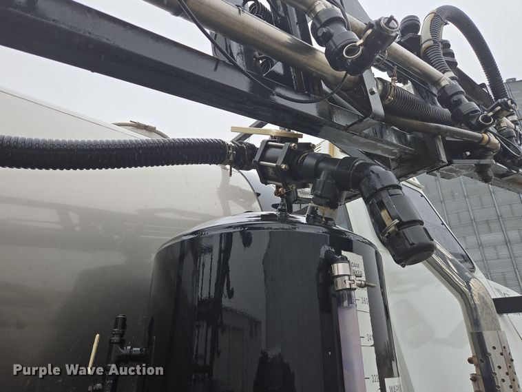 image for item DX1570 1995 International 2554 applicator truck