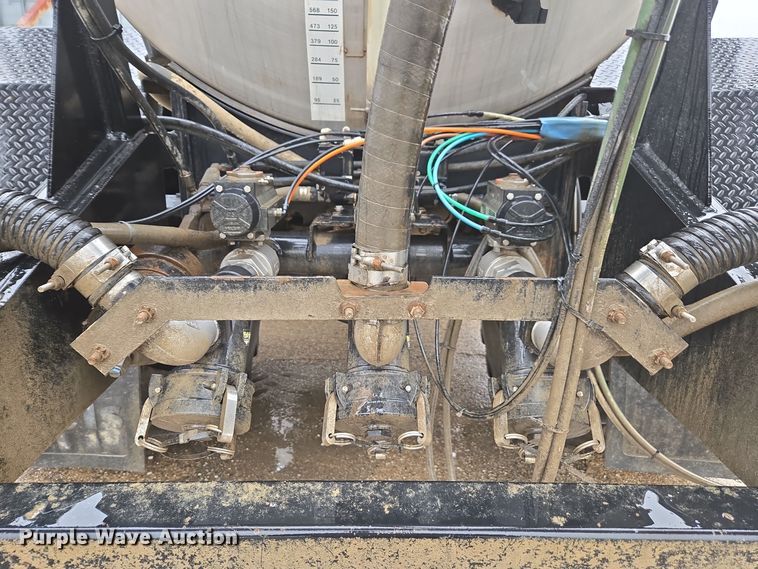 image for item DX1570 1995 International 2554 applicator truck