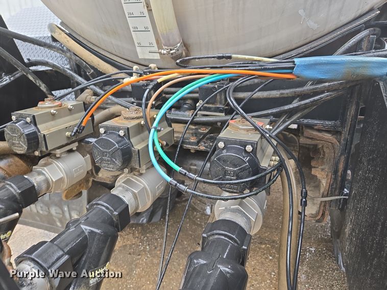 image for item DX1570 1995 International 2554 applicator truck