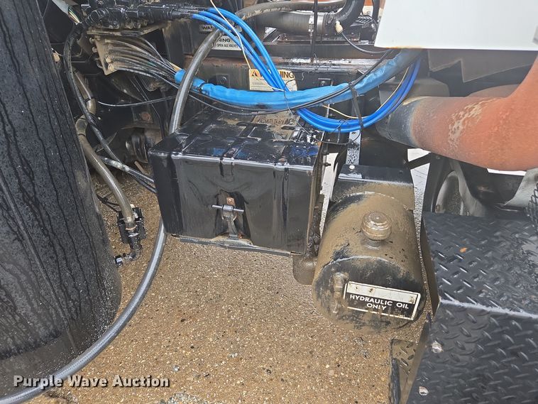 image for item DX1570 1995 International 2554 applicator truck