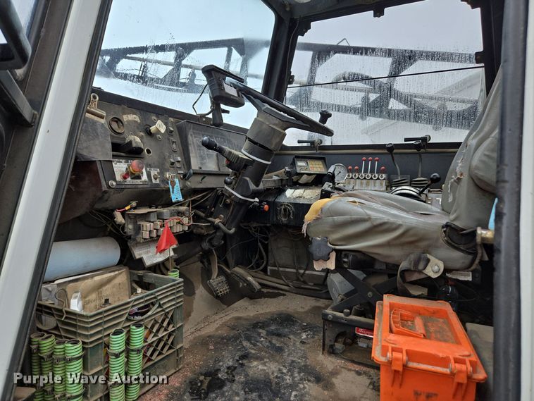 image for item DX1570 1995 International 2554 applicator truck