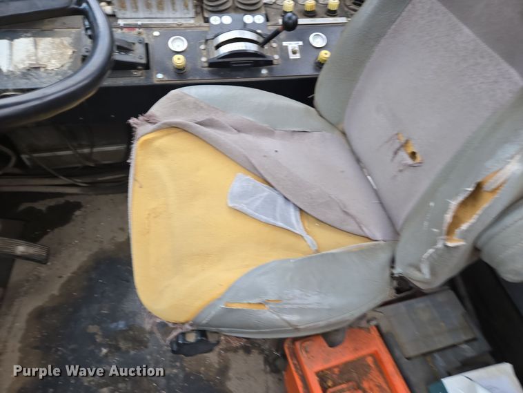 image for item DX1570 1995 International 2554 applicator truck