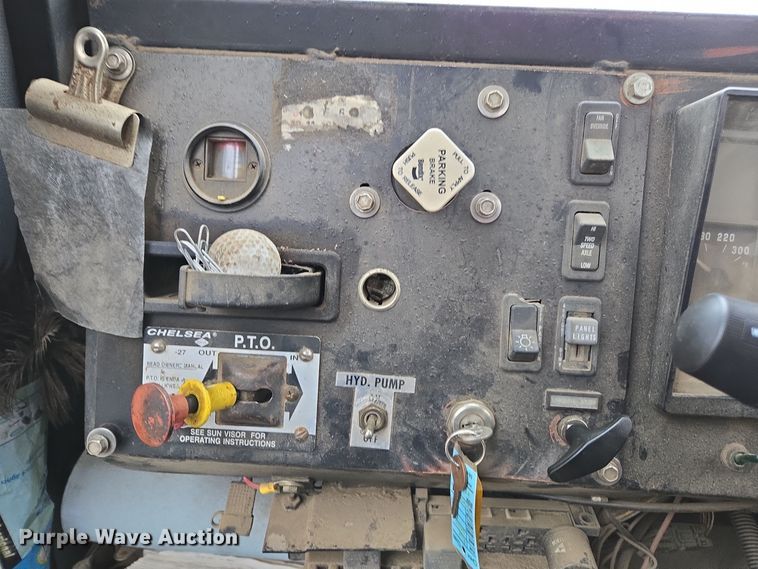 image for item DX1570 1995 International 2554 applicator truck