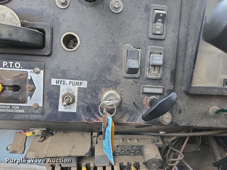 image for item DX1570 1995 International 2554 applicator truck