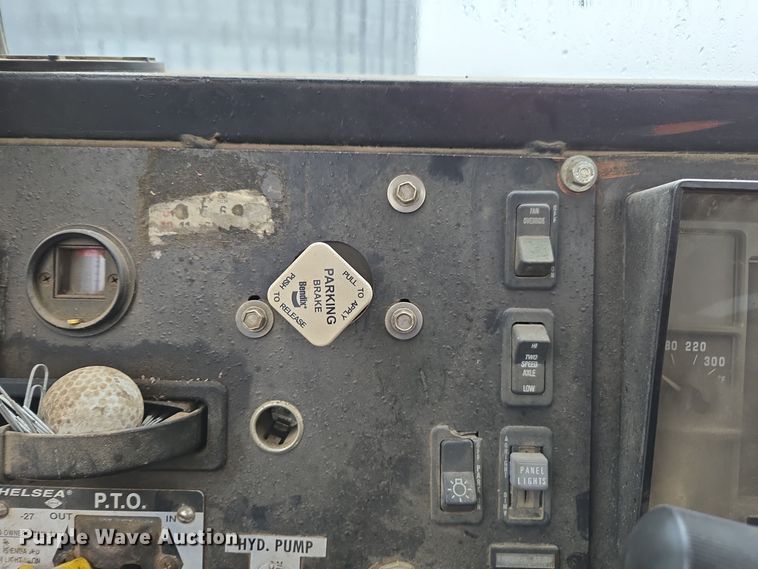 image for item DX1570 1995 International 2554 applicator truck