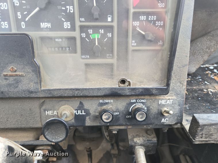 image for item DX1570 1995 International 2554 applicator truck