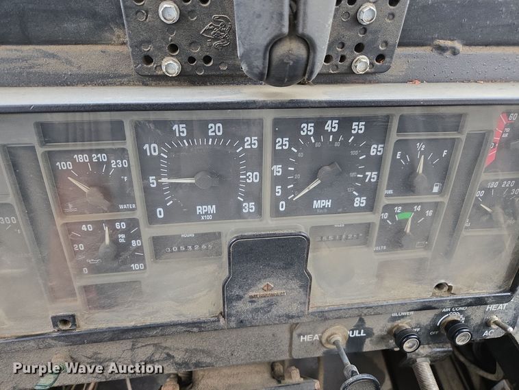 image for item DX1570 1995 International 2554 applicator truck