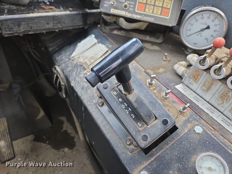 image for item DX1570 1995 International 2554 applicator truck