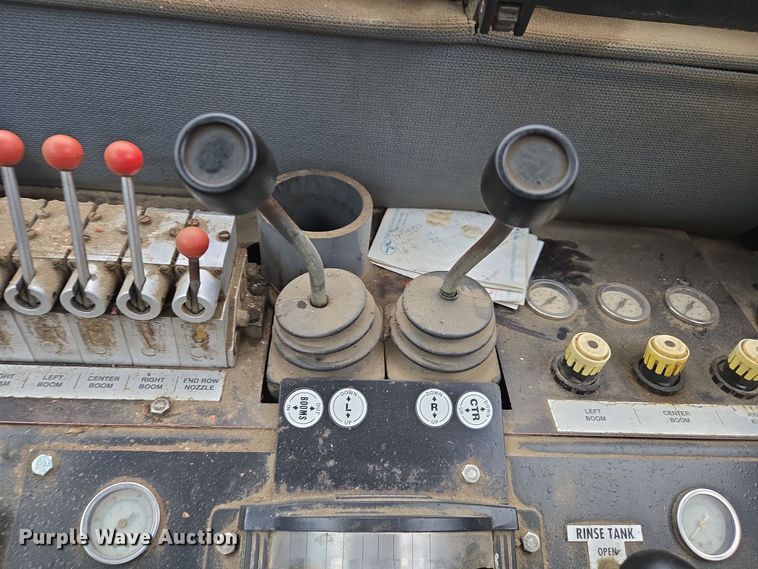 image for item DX1570 1995 International 2554 applicator truck