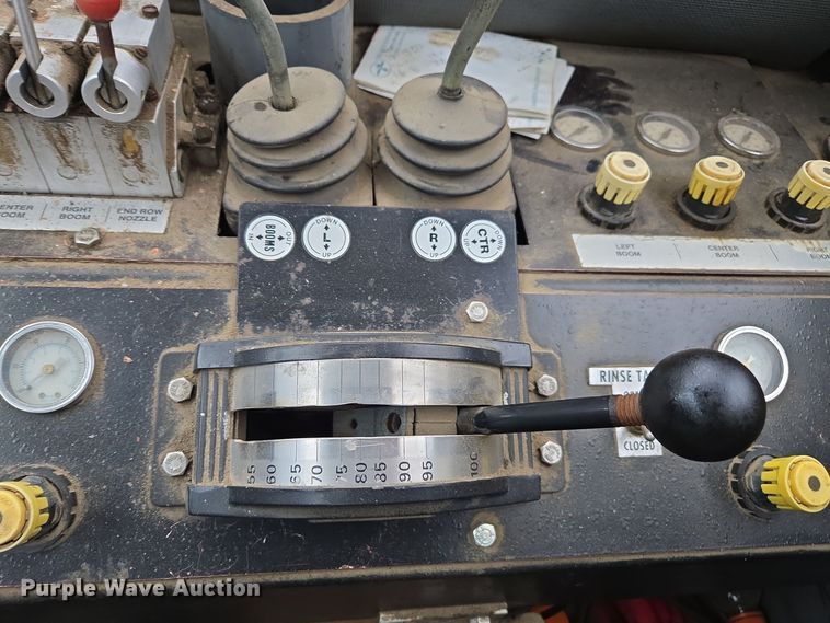 image for item DX1570 1995 International 2554 applicator truck