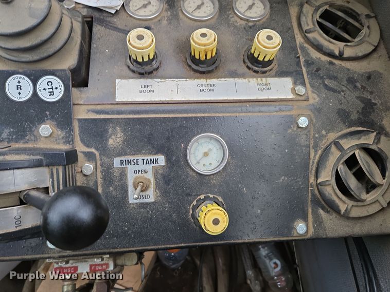 image for item DX1570 1995 International 2554 applicator truck