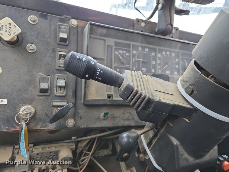 image for item DX1570 1995 International 2554 applicator truck