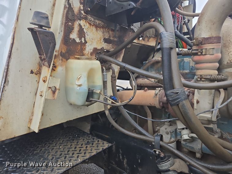 image for item DX1570 1995 International 2554 applicator truck