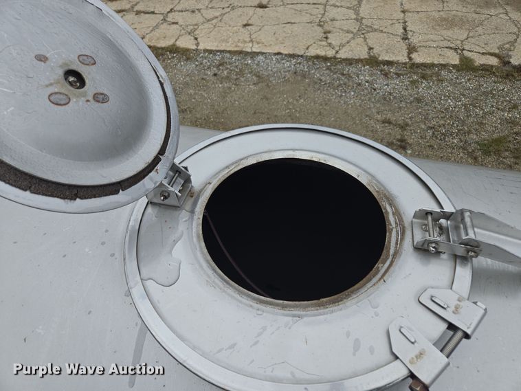 image for item DX1581 Tank trailer