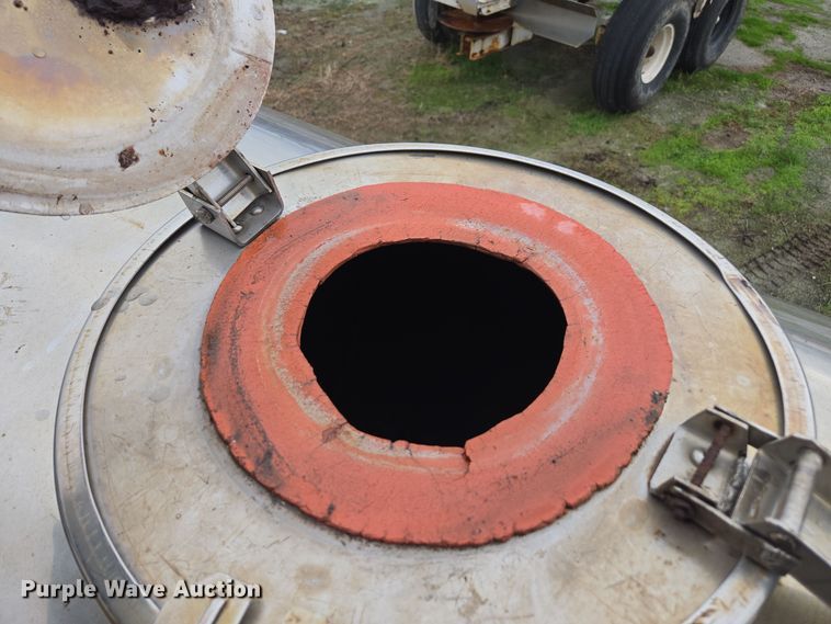 image for item DX1582 Tank trailer