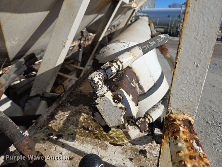 image for item DX1609 1999 International 8100 fertilizer delivery truck