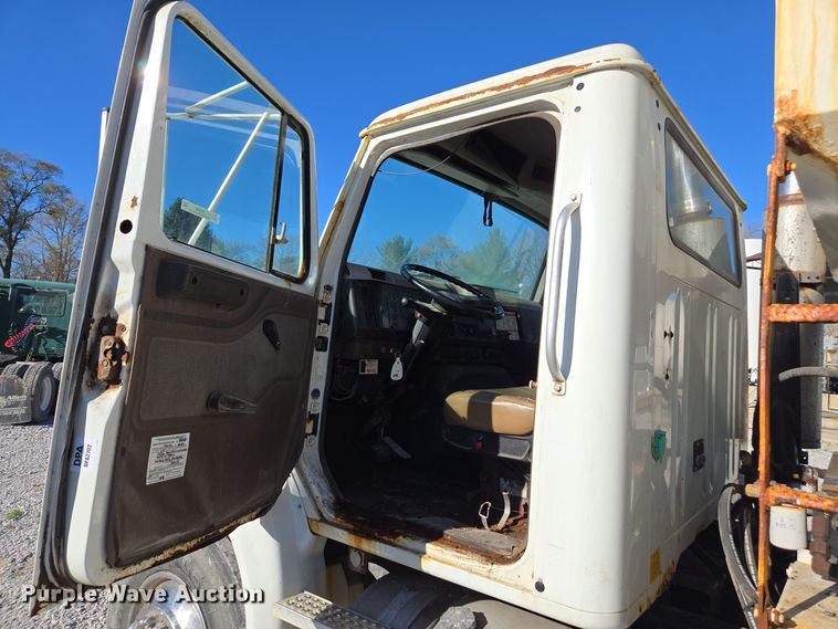 image for item DX1609 1999 International 8100 fertilizer delivery truck