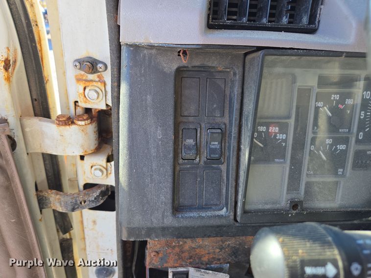 image for item DX1609 1999 International 8100 fertilizer delivery truck